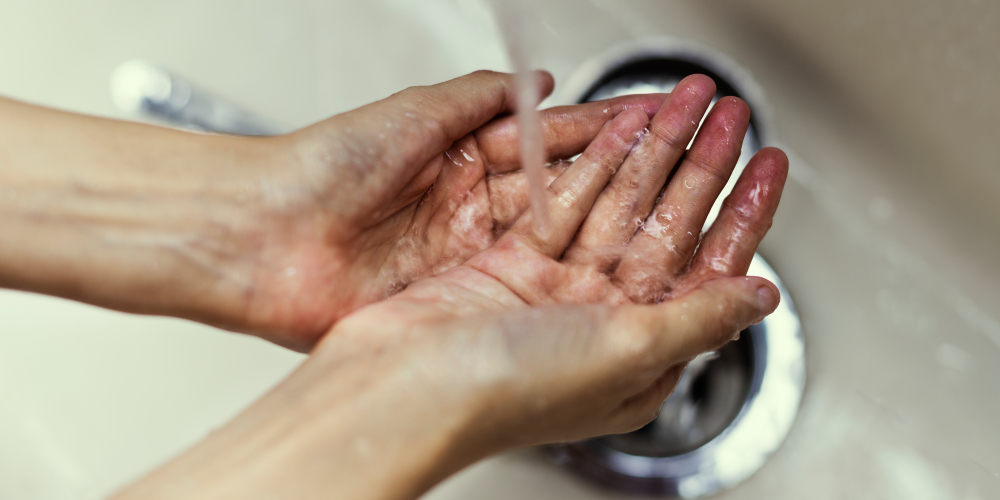 Čistenie rúk po práci s olejmi