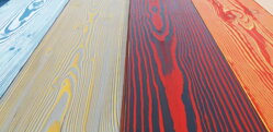 Aplikácia dvoch farieb pomocou OSMO gumovej stierky na kartáčovanom dreve.