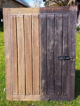 Staré drevené dvere obnovené odšeďovačom dreva 