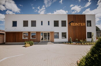 Budova firmy REINTER v Humennom - Na drevené prvky na fasáde boli aplikované nátery OSMO. Rok 2022