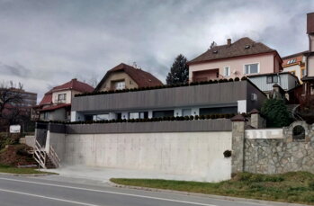 Moderný terasový dom na Orave - Drevený obklad natieraný OSMO Terasovým olejom (odtieň 019 Sivý)