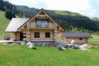Nový zrubový salaš ošetrený Osmom. Najprv Impregnácia WR, potom 1. vrstva Ochranná olejová lazúra 900 - biela, 2. vrstva UV-Ochranný olej 420. Nový zrubový salaš ošetrený Osmom. Najprv Impregnácia WR, potom 1. vrstva Ochranná olejová lazúra 900 - biela, 2. vrstva UV-Ochranný olej 420.