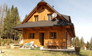 Zrubový dom a okná na Orave. Okná ošetrené OSMO Impregnáciou WR a 2 x OSMO Ochrannou olejovou lazúrou (706 - dub). Fasáda: 1. vrstva OSMO Ochranná olejová lazúra (706 - dub), 2. vrstva OSMO UV-Ochranný olej 420. Zrubový dom a okná na Orave. Okná ošetrené OSMO Impregnáciou WR a 2 x OSMO Ochrannou olejovou lazúrou (706 - dub). Fasáda: 1. vrstva OSMO Ochranná olejová lazúra (706 - dub), 2. vrstva OSMO UV-Ochranný olej 420.
