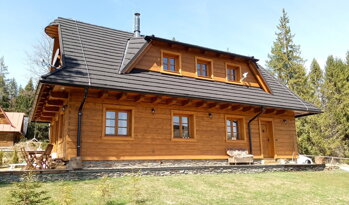 Zrubový dom a okná na Orave. Okná ošetrené OSMO Impregnáciou WR a 2 x OSMO Ochrannou olejovou lazúrou (706 - dub). Fasáda: 1. vrstva OSMO Ochranná olejová lazúra (706 - dub), 2. vrstva OSMO UV-Ochranný olej 420. Zrubový dom a okná na Orave. Okná ošetrené OSMO Impregnáciou WR a 2 x OSMO Ochrannou olejovou lazúrou (706 - dub). Fasáda: 1. vrstva OSMO Ochranná olejová lazúra (706 - dub), 2. vrstva OSMO UV-Ochranný olej 420.