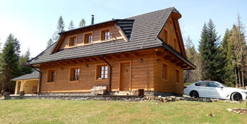 Zrubový dom a okná na Orave. Okná ošetrené OSMO Impregnáciou WR a 2 x OSMO Ochrannou olejovou lazúrou (706 - dub). Fasáda: 1. vrstva OSMO Ochranná olejová lazúra (706 - dub), 2. vrstva OSMO UV-Ochranný olej 420. Zrubový dom a okná na Orave. Okná ošetrené OSMO Impregnáciou WR a 2 x OSMO Ochrannou olejovou lazúrou (706 - dub). Fasáda: 1. vrstva OSMO Ochranná olejová lazúra (706 - dub), 2. vrstva OSMO UV-Ochranný olej 420.