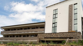 OSMO Ochranná olejová lazúra odtieň 905 patina na drevených prvkoch exteriéru, drevina smrek, r. 2019. OSMO Ochranná olejová lazúra odtieň 905 patina na drevených prvkoch exteriéru, drevina smrek, r. 2019.