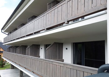 OSMO Ochranná olejová lazúra odtieň 905 patina na drevených prvkoch exteriéru, drevina smrek, r. 2019. OSMO Ochranná olejová lazúra odtieň 905 patina na drevených prvkoch exteriéru, drevina smrek, r. 2019.