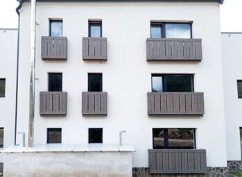 OSMO Ochranná olejová lazúra odtieň 905 patina na drevených prvkoch exteriéru, drevina smrek, r. 2019. OSMO Ochranná olejová lazúra odtieň 905 patina na drevených prvkoch exteriéru, drevina smrek, r. 2019.
