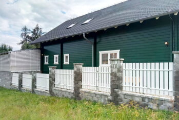 Drevo objektu vo Vysokých Tatrách ošetrené OSMO Vidieckou farbou - odtieň jedľovozelená 2404 a biela 2101. Drevo objektu vo Vysokých Tatrách ošetrené OSMO Vidieckou farbou - odtieň jedľovozelená 2404 a biela 2101.